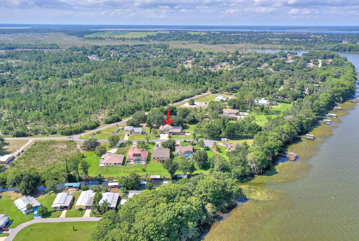 A red arrow points to the location of a campground.