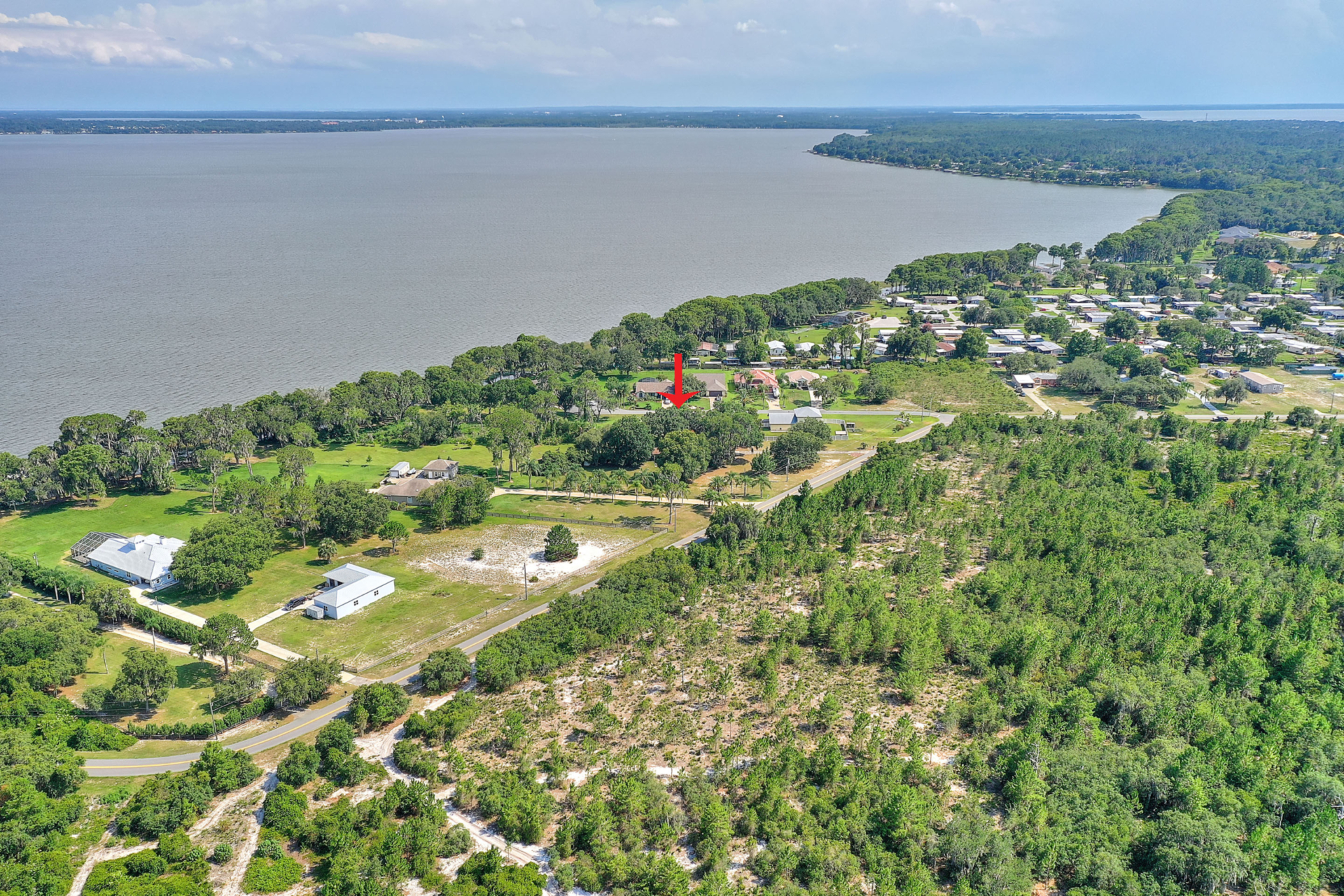 A red arrow points to the location of a home.