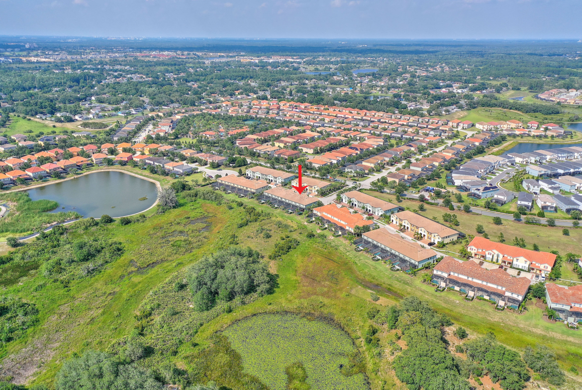 A red arrow points to the location of an apartment complex.