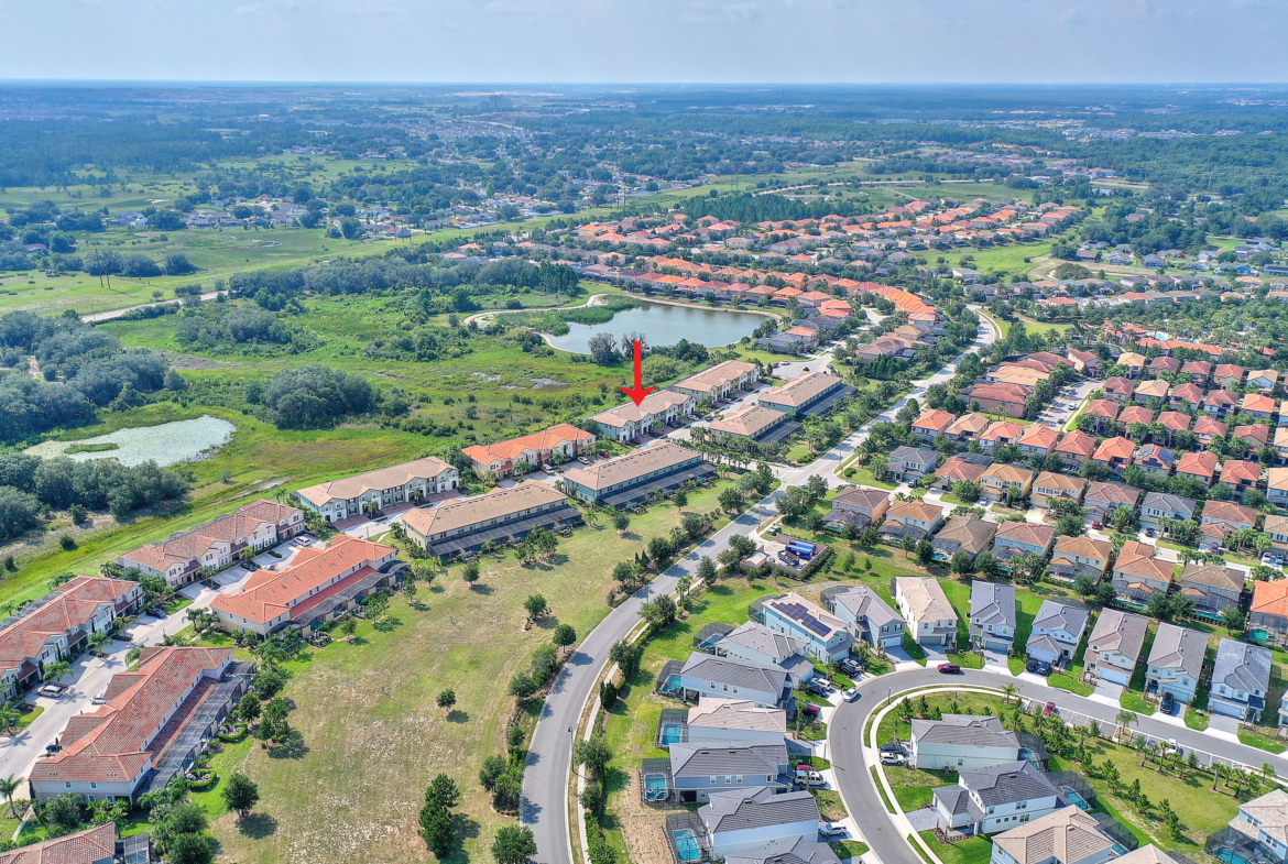 A red arrow points to the location of an apartment complex.