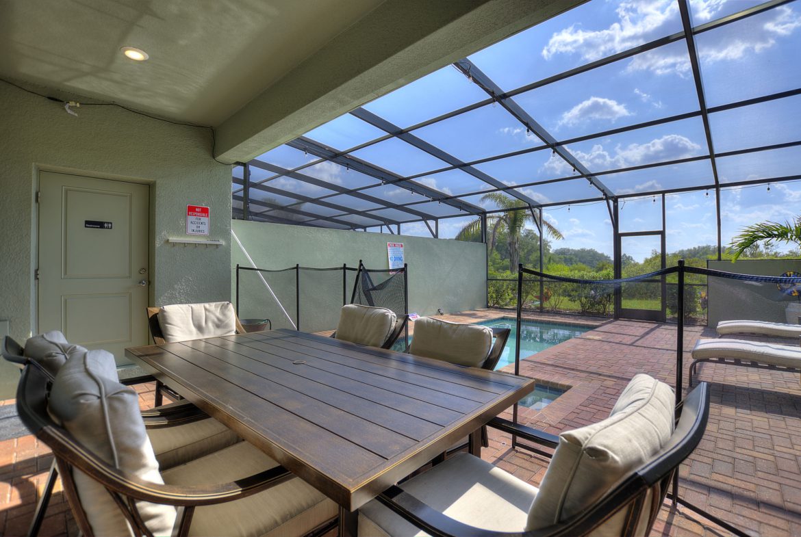 A table and chairs in the middle of an outdoor patio.